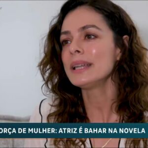 Atriz Özge Özpirinçci durante entrevista ao Domingo Espetacular, falando sobre o sucesso de Força de Mulher no Brasil.
