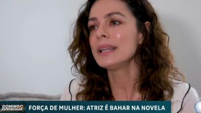 Atriz Özge Özpirinçci durante entrevista ao Domingo Espetacular, falando sobre o sucesso de Força de Mulher no Brasil.