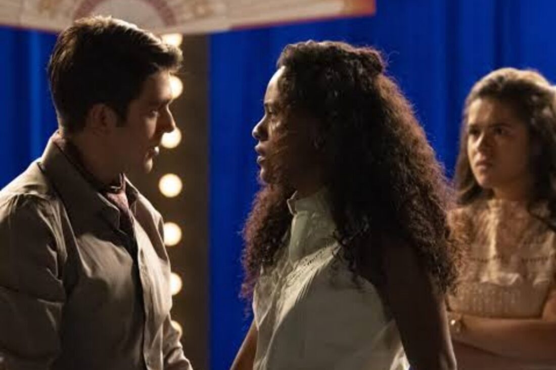 Beatriz é forçada a assumir um namoro de mentira com Cássio