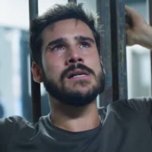 Cena de Rudá fugindo da prisão em 'Mania de Você'.