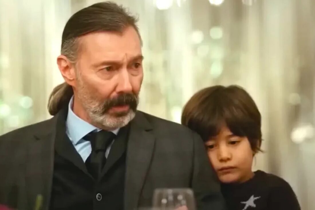 Cena emocionante de Doruk abraçando Nezir em Força de Mulher.