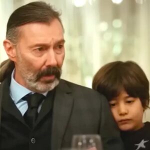 Cena emocionante de Doruk abraçando Nezir em Força de Mulher.