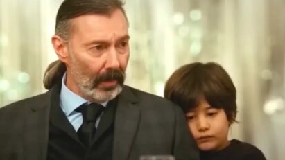 Cena emocionante de Doruk abraçando Nezir em Força de Mulher.