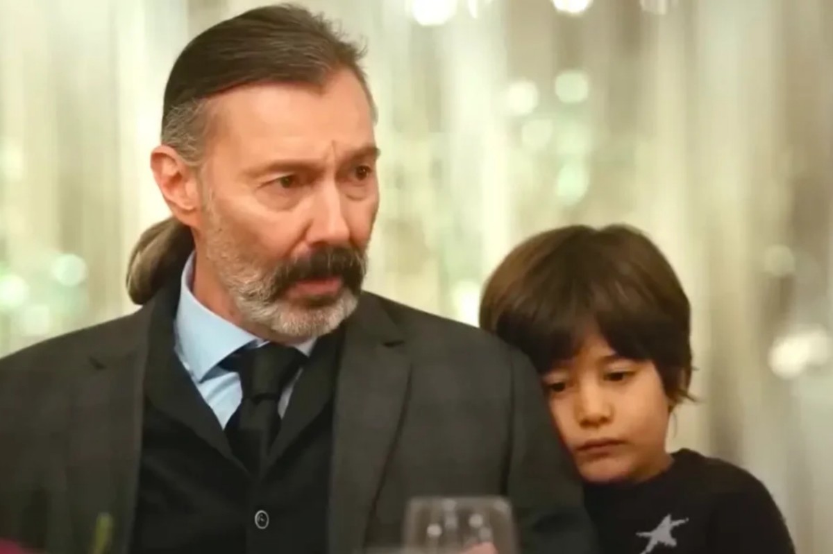 Cena emocionante de Doruk abraçando Nezir em Força de Mulher.