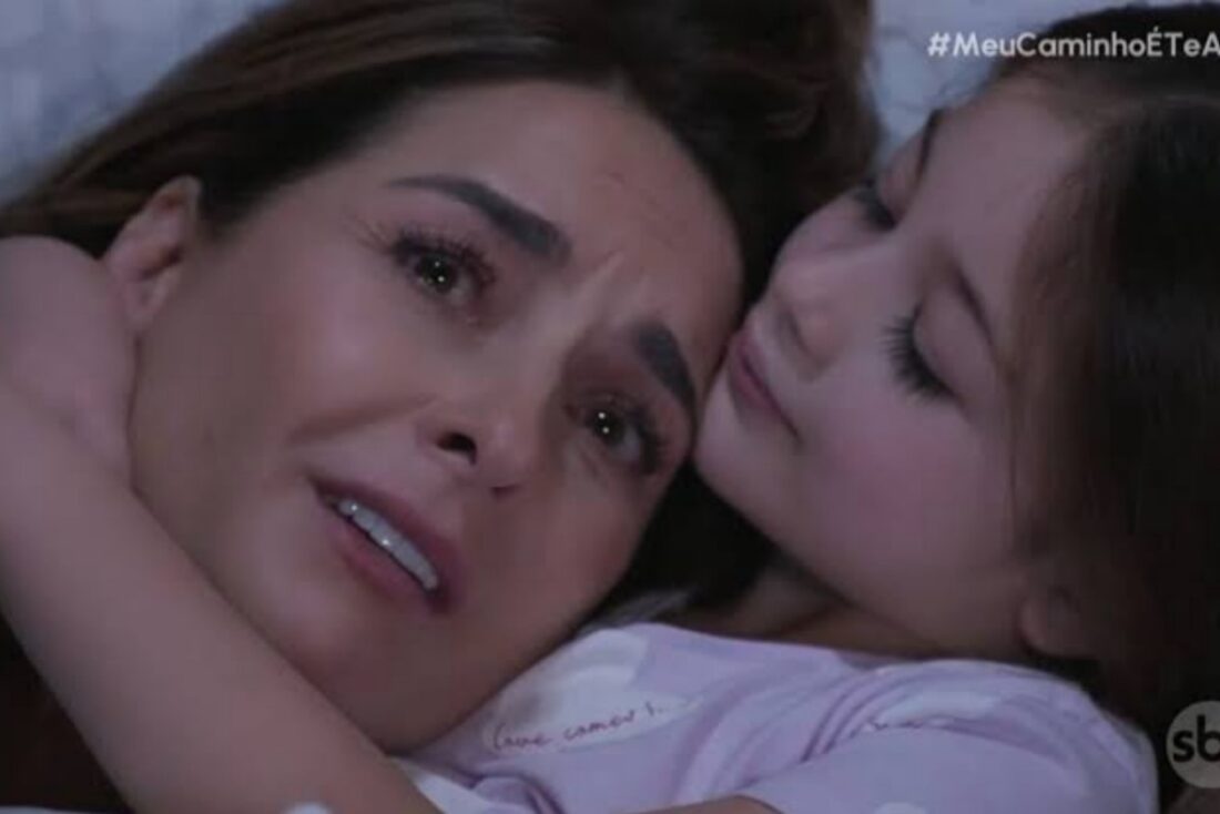 Daniela emocionada abraça Isabela ao chegar na casa de Memo.