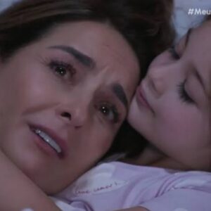 Daniela emocionada abraça Isabela ao chegar na casa de Memo.