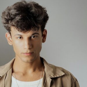 Elvis Vittorio nos bastidores da novela Garota do Momento; Cena de Vinícius e Guto na novela; Elvis Vittorio atuando em um musical.