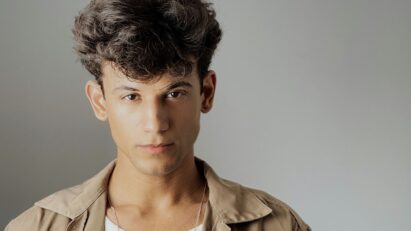 Elvis Vittorio nos bastidores da novela Garota do Momento; Cena de Vinícius e Guto na novela; Elvis Vittorio atuando em um musical.