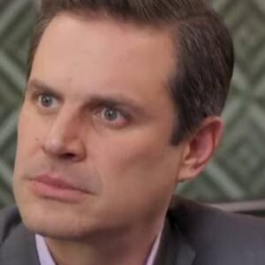 Fausto e Memo discutindo acaloradamente na novela Meu Caminho é Te Amar.