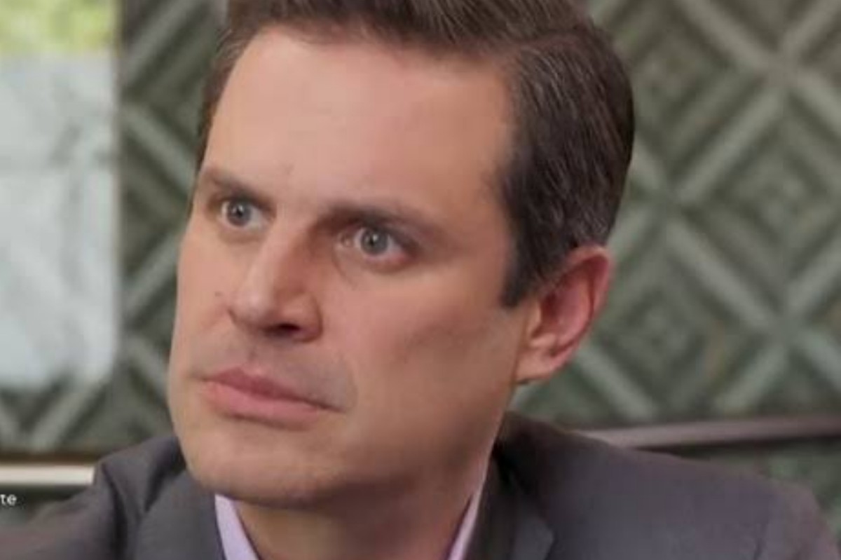 Fausto e Memo discutindo acaloradamente na novela Meu Caminho é Te Amar.