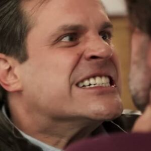 Memo e Fausto em confronto acalorado em 'Meu Caminho é Te Amar'.