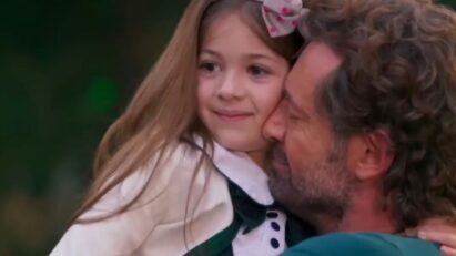 Cena de Isabela abraçando Memo emocionada em Meu Caminho é Te Amar.