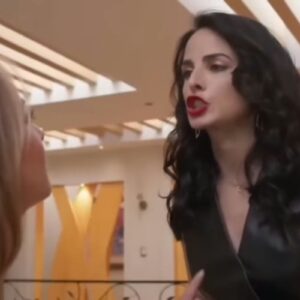 "Cena de Meu Caminho é Te Amar onde Karen empurra Daniela da escada após uma revelação chocante."