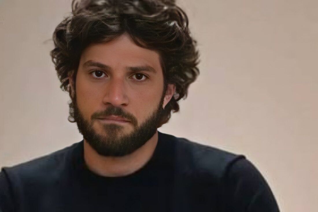 Mavi abatido e dormindo no chão do bar em 'Mania de Você'.