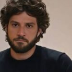 Mavi abatido e dormindo no chão do bar em 'Mania de Você'.
