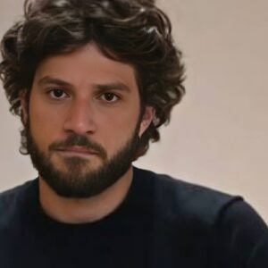 Mavi abatido e dormindo no chão do bar em 'Mania de Você'.