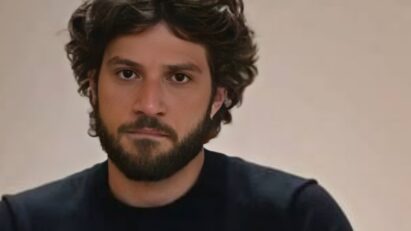 Mavi abatido e dormindo no chão do bar em 'Mania de Você'.