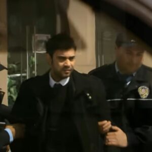 Mehmet sendo levado pela polícia após a briga