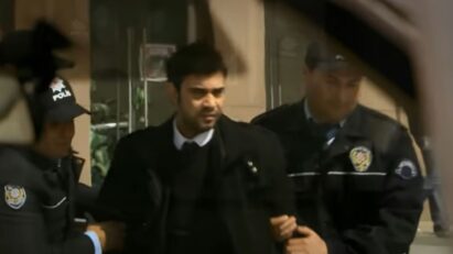 Mehmet sendo levado pela polícia após a briga