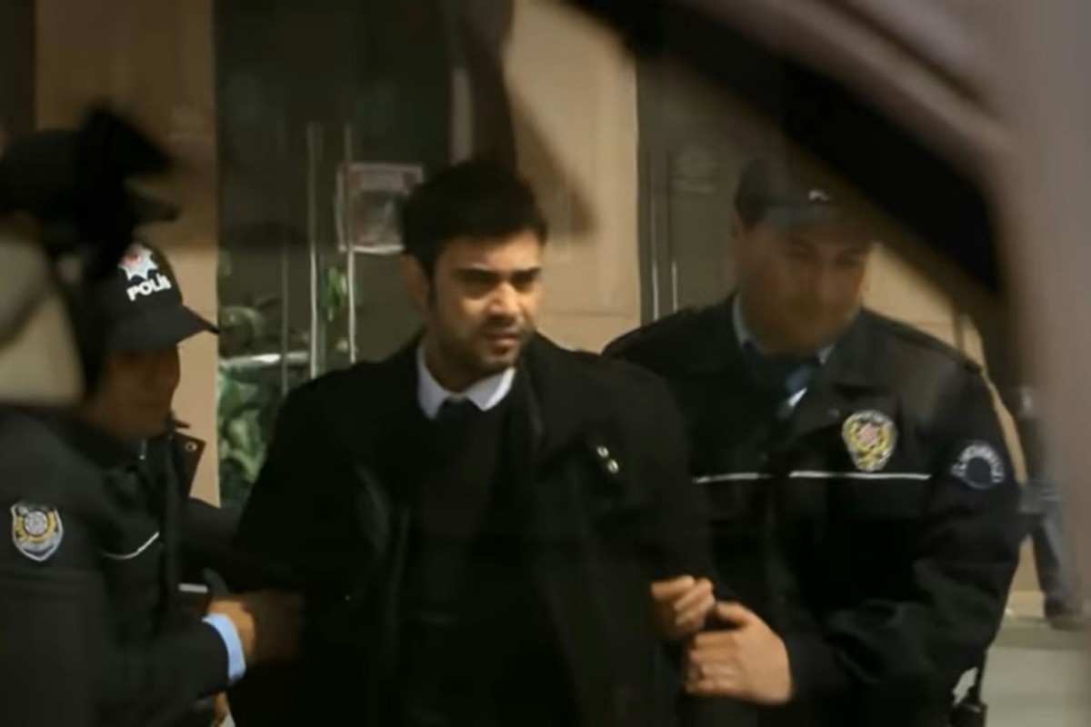 Mehmet sendo levado pela polícia após a briga