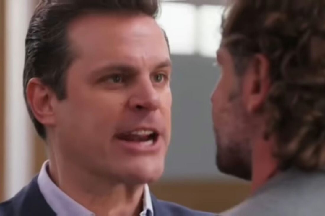 Fausto furioso confrontando Memo em "Meu Caminho é Te Amar".
