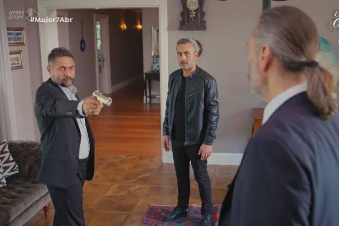 Nezir executando Suat em "Força de Mulher".