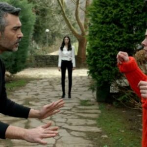 Piril assistindo a tudo de longe, com o coração partido.