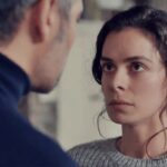 Sarp revelando segredos para Bahar em "Força de Mulher".