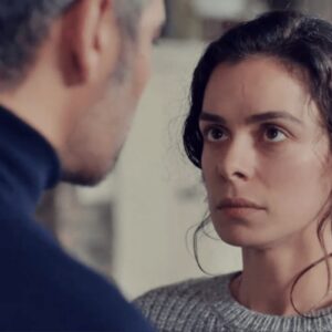 Sarp revelando segredos para Bahar em "Força de Mulher".