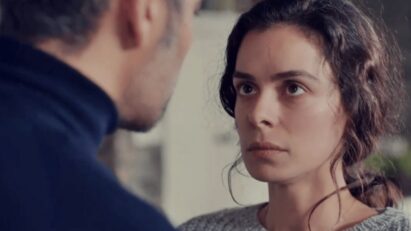 Sarp revelando segredos para Bahar em "Força de Mulher".