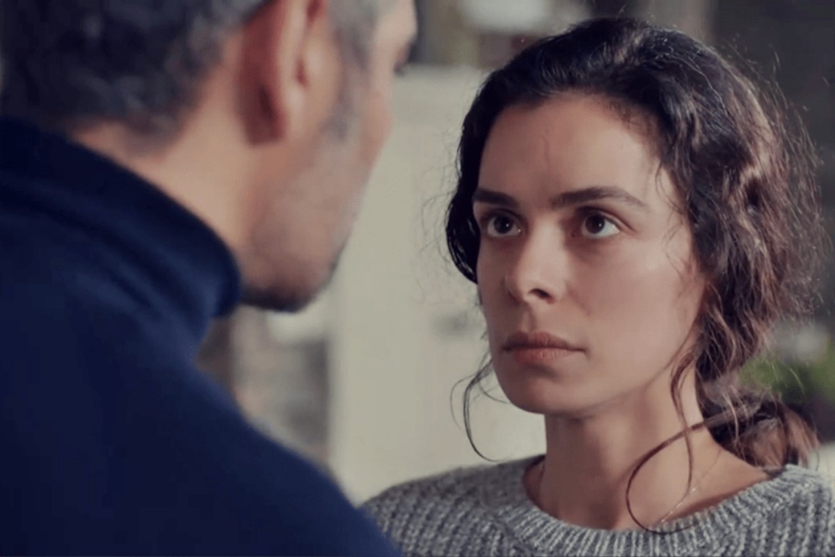 Sarp revelando segredos para Bahar em "Força de Mulher".