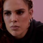 Úrsula em um momento de desespero, segurando o bebê com um olhar perturbado