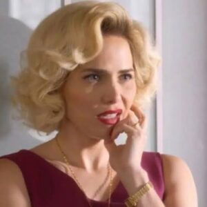 Zélia em cena de mistério na novela 'Garota do Momento'.