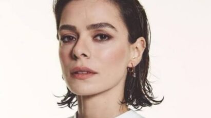 Bahar em cena de emoção e suspense na novela turca.