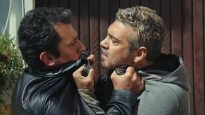 Cena de Sarp e Arif brigando na novela Força de Mulher, momento de tensão entre os personagens.