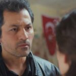 "Arif observa Bahar de longe, com expressão triste, no café onde ela trabalha.