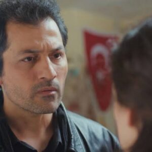 "Arif observa Bahar de longe, com expressão triste, no café onde ela trabalha.