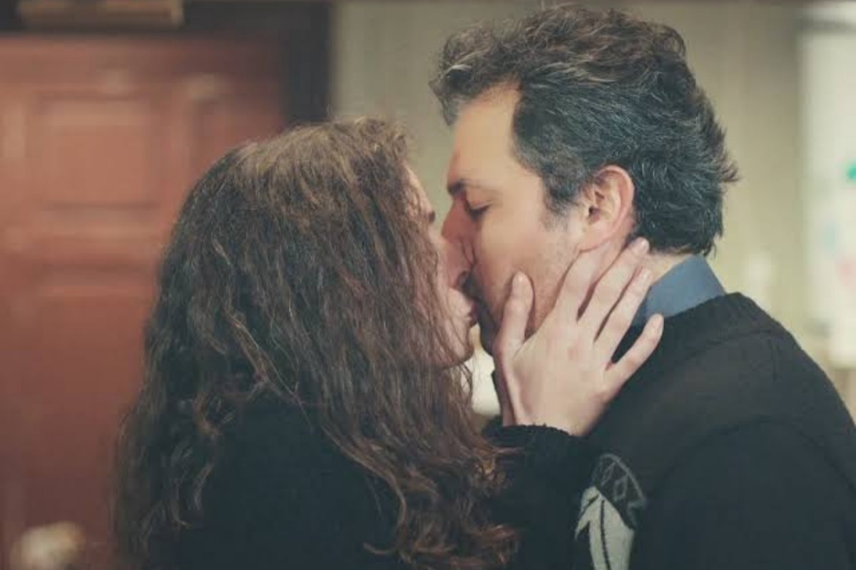 Cenas do capítulo de "Força de Mulher" com Bahar e Arif em momentos de emoção e reencontro.