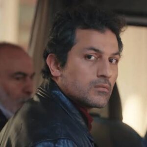 Arif sendo preso pela polícia em "Força de Mulher".