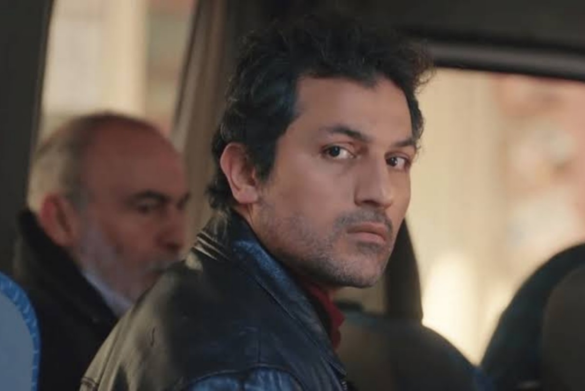 Arif sendo preso pela polícia em "Força de Mulher".