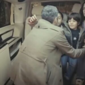 Cena da novela Força de Mulher com Bahar e seus filhos fugindo da mansão de Nezir.