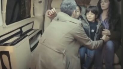 Cena da novela Força de Mulher com Bahar e seus filhos fugindo da mansão de Nezir.