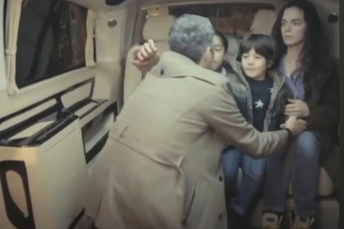 Cena da novela Força de Mulher com Bahar e seus filhos fugindo da mansão de Nezir.