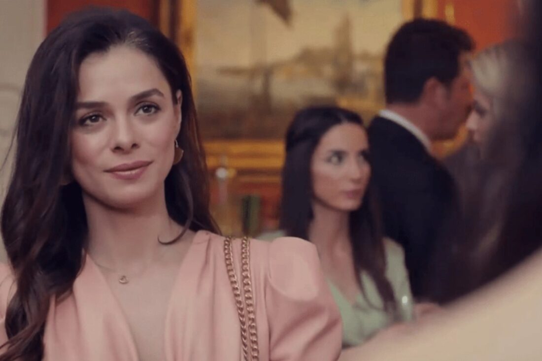 Foto de Özge Özpirinçci interpretando Bahar na novela Força de Mulher.