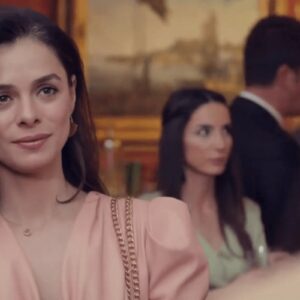 Foto de Özge Özpirinçci interpretando Bahar na novela Força de Mulher.