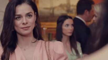 Foto de Özge Özpirinçci interpretando Bahar na novela Força de Mulher.