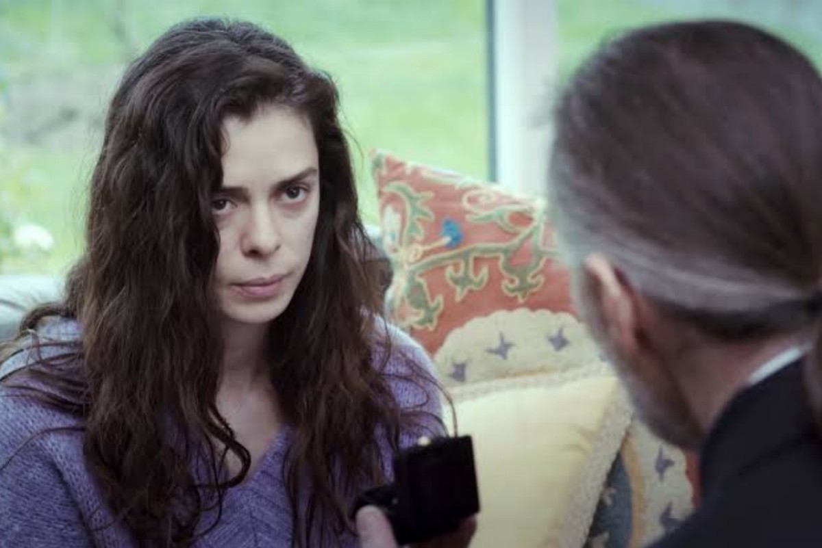 Cenas do episódio de "Força de Mulher" com Nezir, Bahar e Piril em momentos de tensão e desespero.