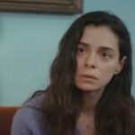 "Bahar emocionada reencontrando seus filhos após o resgate."