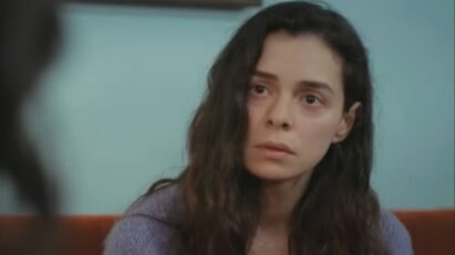 "Bahar emocionada reencontrando seus filhos após o resgate."
