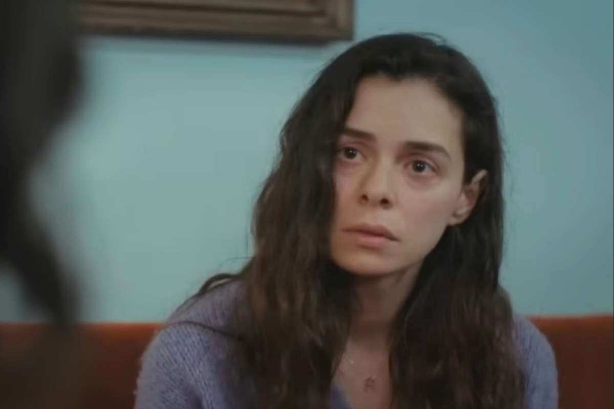 "Bahar emocionada reencontrando seus filhos após o resgate."